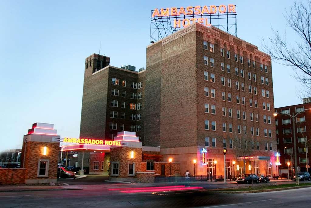 Ambassador Hotel Milwaukee Esterno foto